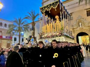 Una pareja de jóvenes albojenses se compromete a los pies de la Virgen