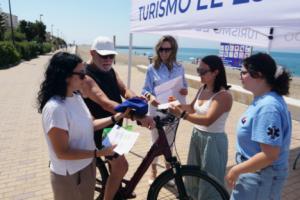 El litoral ejidense acoge una campaña informativa frente a los riesgos de la radiación solar este verano