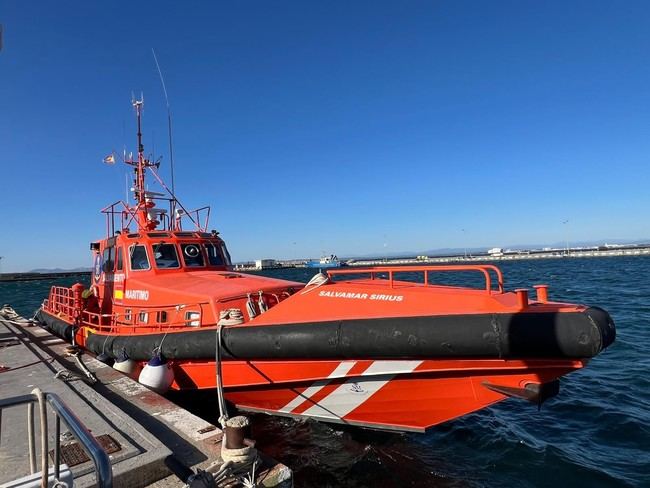 Buscan a un hombre que cayó al mar en ruta de Almería a Melilla