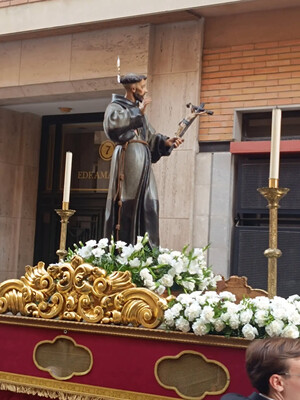 San Francisco de Asís procesiona por el barrio de Alfareros