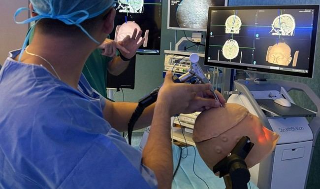 Curso pionero de neurocirugía en Granada mejora la formación de especialistas andaluces