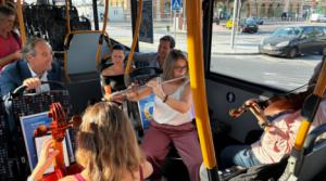 La música de la OCAL alegra los autobuses de Almería en el arranque de la Semana de la Movilidad