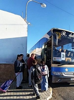Aumenta el control del absentismo escolar en La Cimilla con apoyo en el transporte