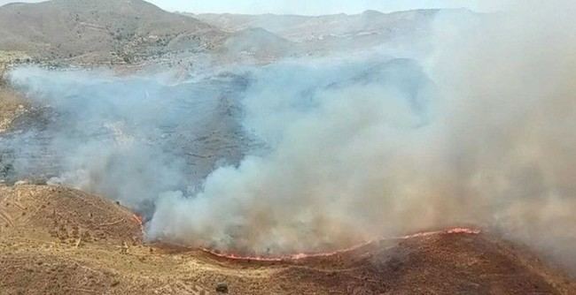 Refuerzan la lucha contra el incendio en Lubrín con siete medios aéreos