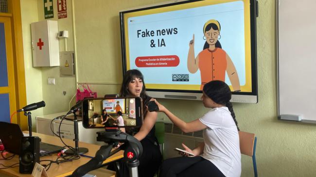 IA, móviles y periodismo en el aula: así aprenden los adolescentes almerienses a detectar bulos
 