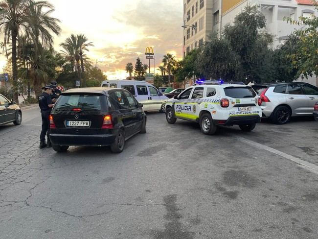 Seis multas por uso del móvil en campaña de Vícar contra distracciones al volante