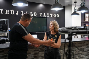 La alcaldesa de El Ejido, Julia Ibáñez, visita el estudio del tatuador ejidense Víctor Trujillo