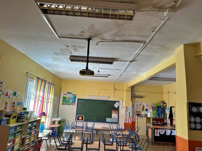 Las condiciones del CEIP San Gabriel: Humedades en los baños, losas pegadas con adhesivo y aulas sin pintar