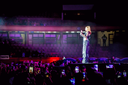 Derroche de fuerza y energía de Tini en un concierto memorable en Roquetas de Mar