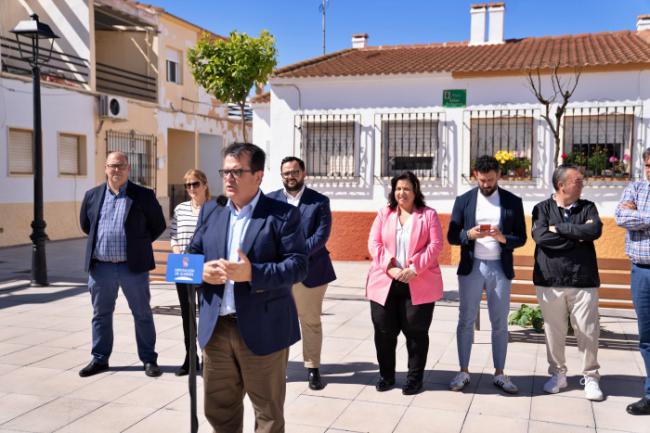 Pavimentan cinco caminos y restauran la Plaza Isla Baleares de Zurgena