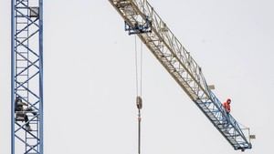 Protesta laboral: trabajadores se suben a grúa en Burgos por salarios impagos