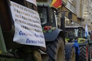 Ganaderos bloquean carretera en Ourense por acuerdo de Mercosur
