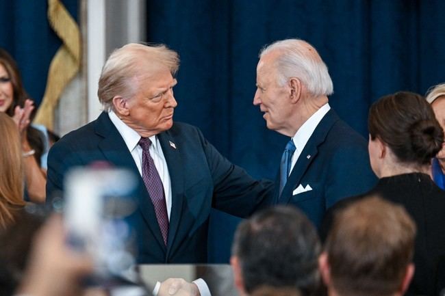 Trump pide investigar a Biden por supuestas irregularidades en firmas presidenciales
