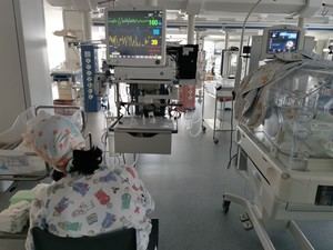 Familia de bebé agradece a UCI pediátrica de Almería por salvar sus vidas