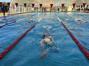 Niños y jóvenes participan en el II Triatlón de Vícar a pesar del calor