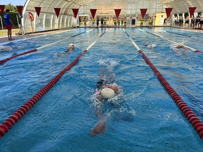 Niños y jóvenes participan en el II Triatlón de Vícar a pesar del calor