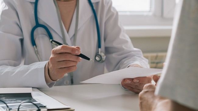 Médicos de España protestan por mejores condiciones laborales