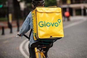 Glovo sancionada con 847.000 euros por emplear a 64 extranjeros sin permiso en Sevilla