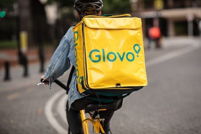 Glovo sancionada con 847.000 euros por emplear a 64 extranjeros sin permiso en Sevilla