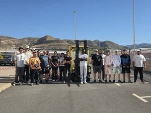 Jóvenes de Vícar se capacitan en manejo de carretillas elevadoras en curso gratuito