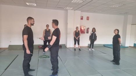 Taller de defensa personal empodera a mujeres en Vícar