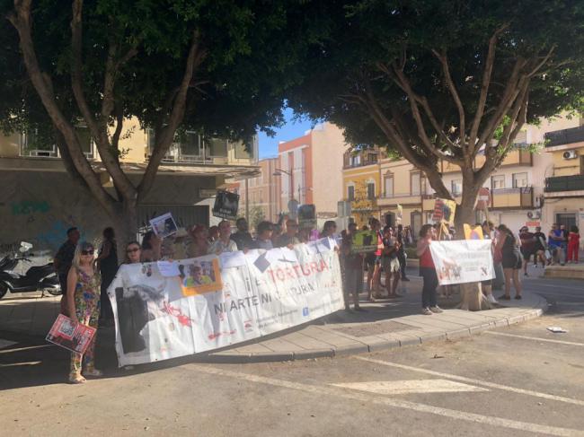 PACMA denuncia agresiones a manifestantes en una concentración antitaurina en Almería