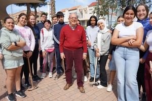 Estudiantes y usuarios de Asprodesa plantan 150 árboles en Vícar
