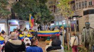 Los venezolanos de Almería celebran en la Puerta de Purchena la detención de Nicolás Maduro