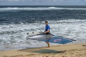 Víctor Fernández abre la temporada 2026 del circuito mundial de Windsurf en Maui