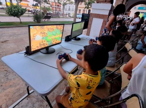 Videojuegos llenan de vida la Plaza de las Flores en Dalías