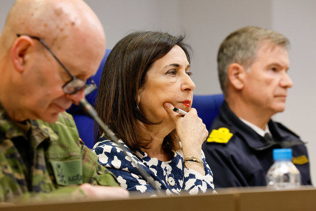 Robles destaca el papel clave de militares en Alborán y peñones