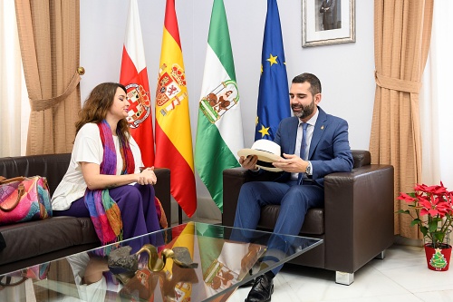El alcalde recibe la visita de la cónsul de Ecuador