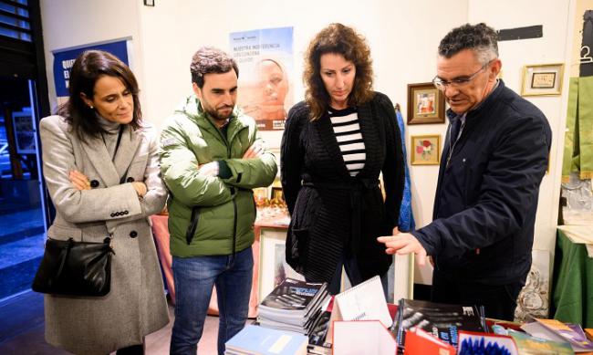 La alcaldesa visita el local solidario que Manos Unidas abre en el Paseo