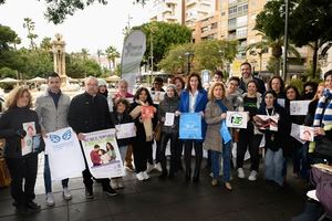 Almería visibiliza las enfermedades raras en el Rastro de Antigüedades