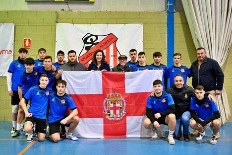 La alcaldesa entrega una bandera de la ciudad al Sporting FS Almería