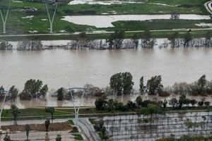 Crecida del Guadalquivir provoca evacuaciones en Sevilla y Badajoz