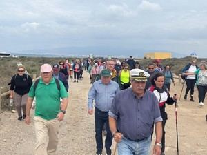 Cien mayores disfrutan de un paseo entre Torregarcía y Cabo de Gata
