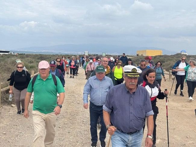 Cien mayores disfrutan de un paseo entre Torregarcía y Cabo de Gata