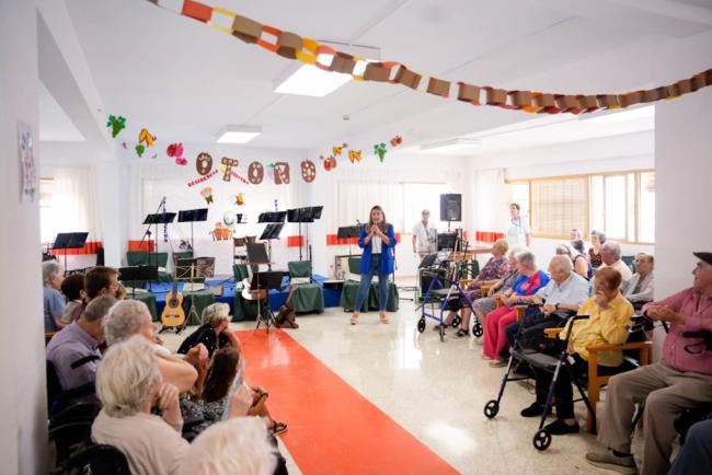 Homenaje a tres usuarios de la Residencia de Diputación en el Día del Mayor
