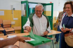 El alcalde de Vícar ejerce su derecho al voto en la Puebla