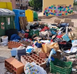 Vícar refuerza la vigilancia contra el vertido de basura en las calles