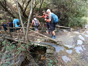Senderistas disfrutan de la Alpujarra y la Fiesta del Vino en Cádiar