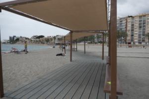Finalizada la instalación de zonas de sombra en las playas de Roquetas de Mar
