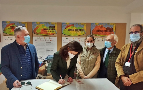 La secretaria general de Investigación visita la EEZA